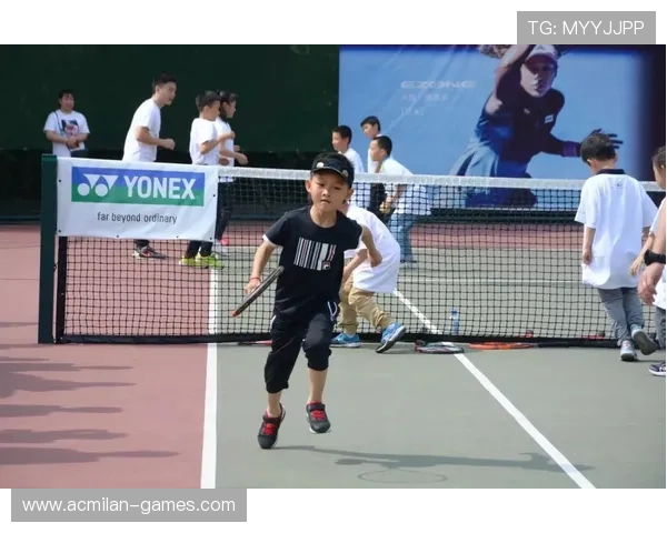 《赛场外的故事：幕后工作人员的平凡与执着》，赛场内外的英文